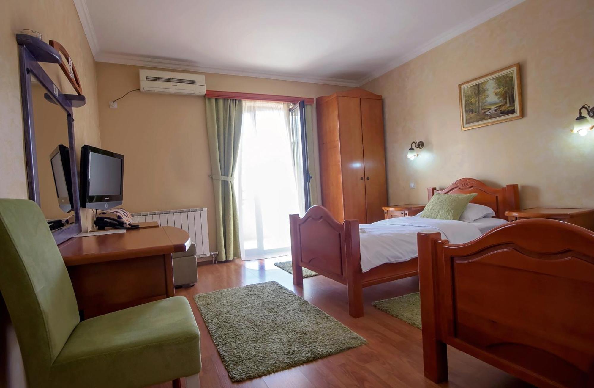 Hotel Holiday Podgorica Zewnętrze zdjęcie